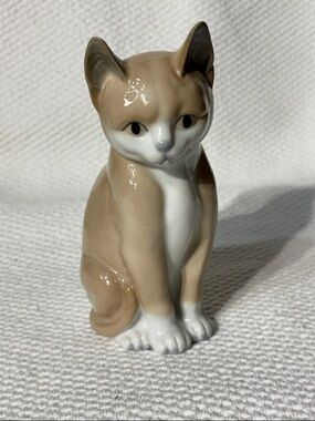 OTAGIRI Ceramic Cat Figurine in Beige and White - Decorative Pet Statue